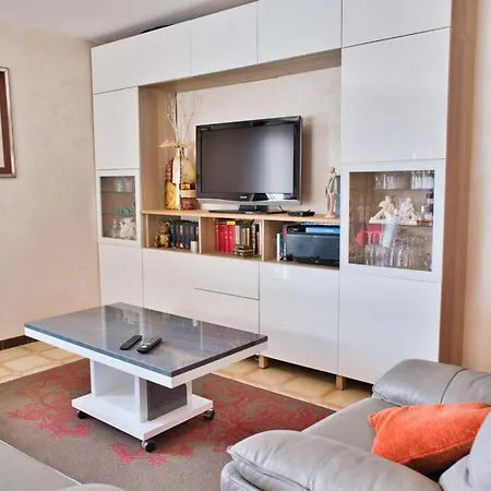 Nice Spacious House With Garden And Swimming Pool